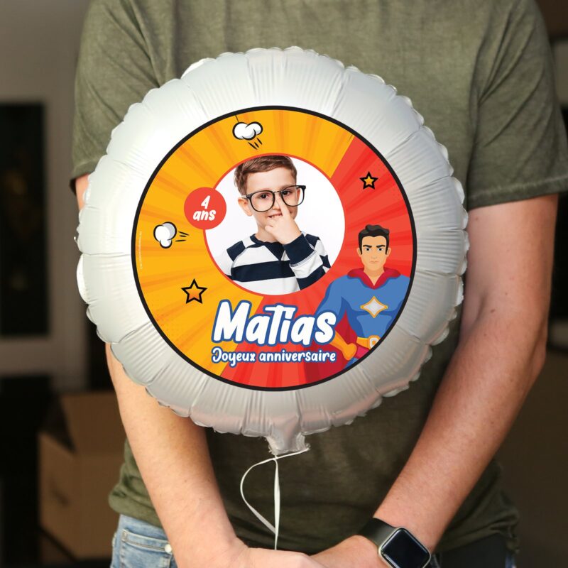 Ballon anniversaire rouge et jaune thème super héros - Ballon aluminium 46cm – Image 2
