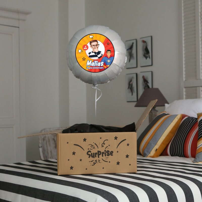 Ballon anniversaire rouge et jaune thème super héros - Ballon aluminium 46cm – Image 3